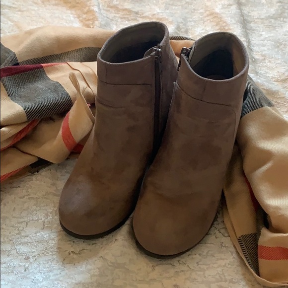 Speed Limit 98 Shoes - Tan booties